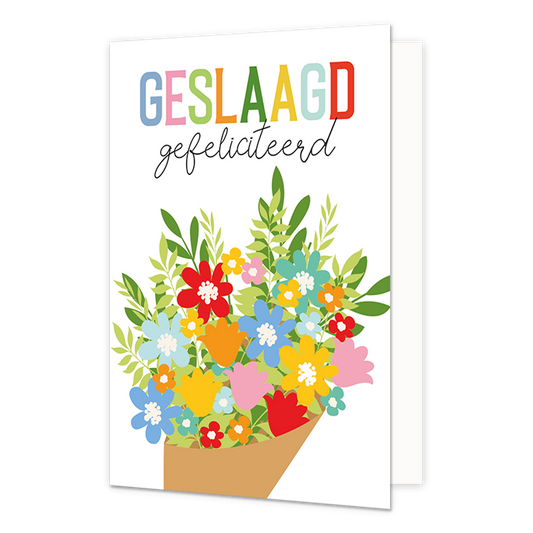 Geslaagd gefeliciteerd - Formaat: Normaal - Vorm: Staand - Geslaagd kaart - Op deze wenskaart staat een bloemenboeket met daarbove de tekst: "Geslaagd gefeliciteerd". - Snelwenskaart