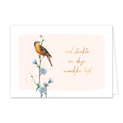Veel sterkte in deze moeilijke tijd - Formaat: Normaal - Vorm: Liggend - Sterkte kaart - Op deze wenskaart staan een vogel die op een tak zit waar blauwe bloemen op zitten. Daarnaast staat de tekst: "Veel sterkte in deze moeilijke tijd". - Snelwenskaart