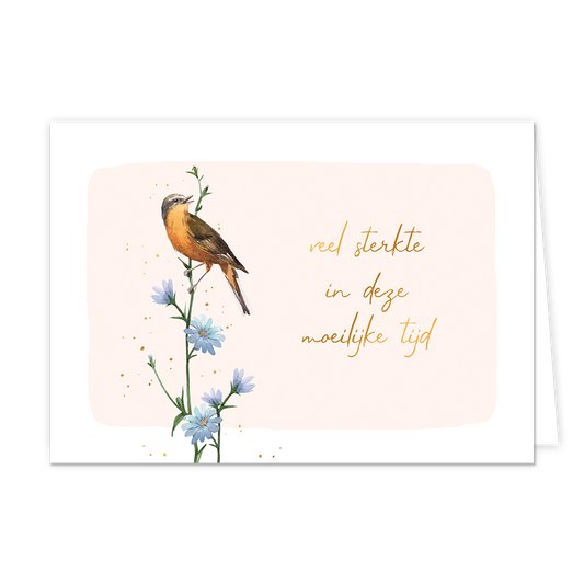 Veel sterkte in deze moeilijke tijd - Formaat: Normaal - Vorm: Liggend - Sterkte kaart - Op deze wenskaart staan een vogel die op een tak zit waar blauwe bloemen op zitten. Daarnaast staat de tekst: "Veel sterkte in deze moeilijke tijd". - Snelwenskaart