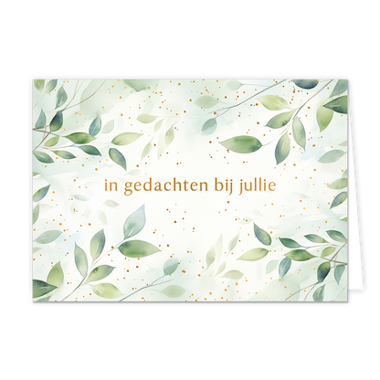 In gedachten bij jullie - Formaat: Normaal - Vorm: Liggend - Denken aan kaart - Op deze wenskaart staan groene bladeren en gouden stippen met in het midden de tekst: "In gedachten bij jullie". - Snelwenskaart