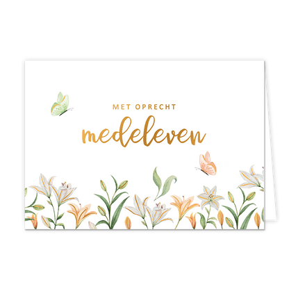 Met oprecht medeleven - Formaat: Normaal - Vorm: Liggend - Condoleance kaart - Op deze wenskaart staan bloemen en vlinders in de kleuren oranje, beige, wit, goud en groen, met daarboven de tekst: "Met oprecht medeleven". - Snelwenskaart
