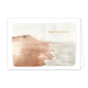 Veel sterkte - Formaat: Standaard - Vorm: Liggend - Sterkte kaart - Op deze artistieke wenskaart is een strand met de zee afgebeeld. In de illustratie staat de tekst: "Veel sterkte". - Snelwenskaart
