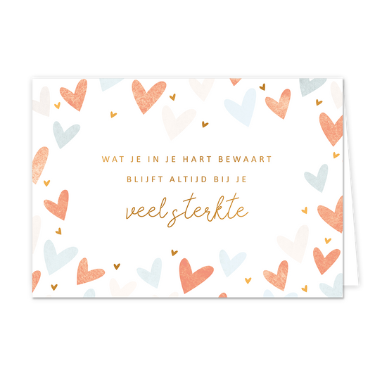 Wat je in je hart bewaart - Formaat: Normaal - Vorm: Liggend - Condoleance kaart - Op deze wenskaart staan hartjes in de kleuren oranje, goud en mintgroen, met in het midden de tekst: "Wat je in je hart bewaart blijft altijd bij je veel sterkte". - Snelwenskaart