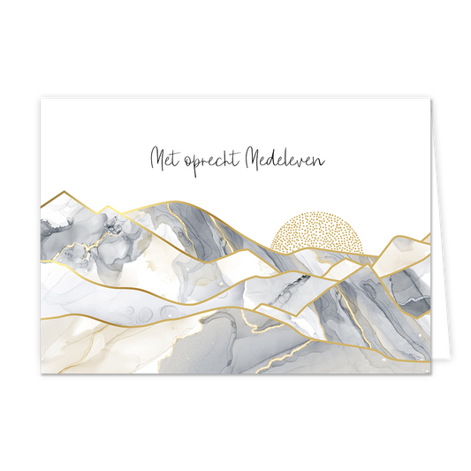 Met oprecht medeleven - Formaat: Normaal - Vorm: Liggend - Condoleance kaart - Op deze wenskaart staat een berg landschap met gouden randen en een gouden zon. Boven de illustratie staat de tekst: "Met oprecht medeleven". - Snelwenskaart