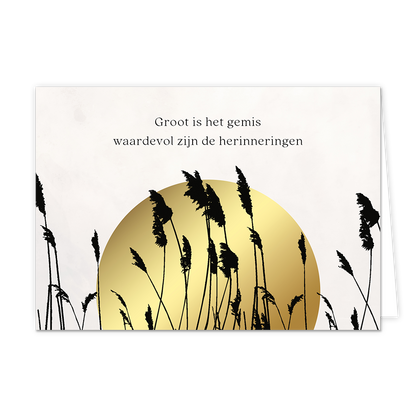 Groot is het gemis - Formaat: Standaard - Vorm: Liggend - Condoleance kaart - Op deze wenskaart staat zwarte varens voor een gouden zon met daarboven de tekst: "Groot is het gemis waardevol zijn de herinneringen". - Snelwenskaart