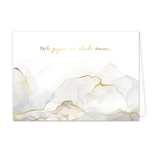 We zijn er stil van - Formaat: Normaal - Vorm: Liggend - Condoleance kaart - Op deze artistieke wenskaart staat een ontwerp met de kleuren wit, beige, grijs en goud. Bovenaan staat de tekst: "We zijn er stil van...". - Snelwenskaart