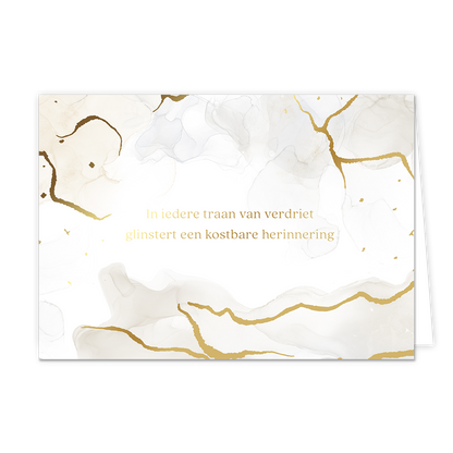 In iedere traan - Formaat: Standaard - Vorm: Liggend - Condoleance kaart - Op deze artistieke wenskaart staat een ontwerp met de kleuren wit, beige en goud met in het midden de tekst: "In iedere traan van verdriet glinstert een kostbare herinnering". - Snelwenskaart