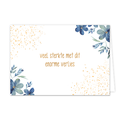 Veel sterkte met dit enorme verlies - Formaat: Normaal - Vorm: Liggend - Condoleance kaart - Op deze wenskaart staan blauwe bloemen met daarnaast gouden stippen en in het midden de tekst: "Veel sterkte met dit enorme verlies". - Snelwenskaart