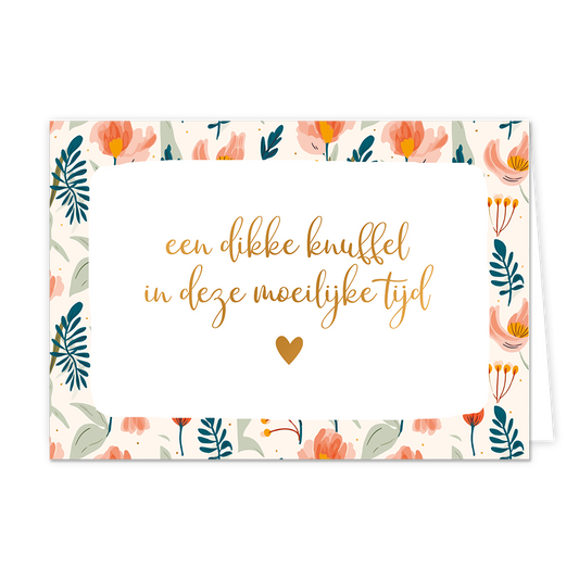 Een dikke knuffel in deze moeilijke tijd - Formaat: Normaal - Vorm: Liggend - Denken aan kaart - Op deze wenskaart staan bloemen in de kleuren roze, beige en geel, met groene en blauwe bladeren. In het midden staat de tekst: "Een dikke knuffel in deze moeilijke tijd". - Snelwenskaart
