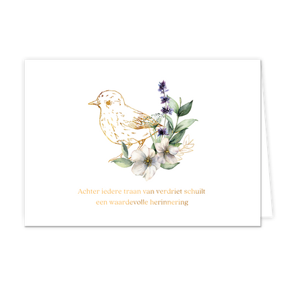 Achter iedere traan van verdriet - Formaat: Normaal - Vorm: Liggend - Condoleance kaart - Op deze wenskaart staat een gouden vogel met een bloemetje ernaast. Onder de illustratie staat de tekst: "Achter iedere traan van verdriet schuilt een waardevolle herinnering". - Snelwenskaart