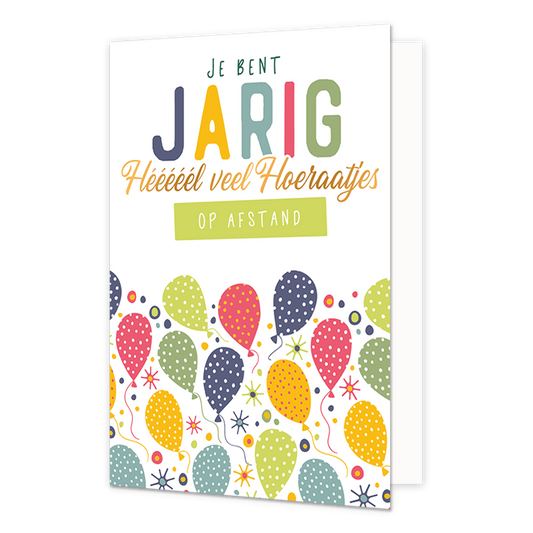 Je bent jarig - Formaat: Normaal - Vorm: Staand - Verjaardagskaart - Op deze wenskaart staan ballonnen in de kleuren groen, blauw, rood en geel, met daarboven de tekst: "Je bent jarig héél veel hoeraatjes op afstand". - Snelwenskaart
