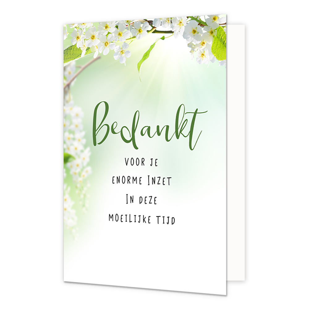 Bedankt voor je enorme inzet - Formaat: Normaal - Vorm: Staand - Bedankkaart - Op deze wenskaart staan witte bloemen op een groene achtergrond met de tekst: "Bedankt voor je enorme inzet in deze moeilijke tijd". - Snelwenskaart
