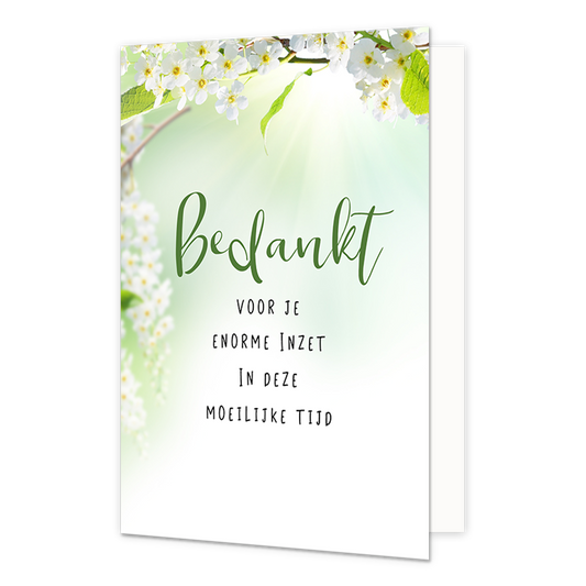 Bedankt voor je enorme inzet - Formaat: Normaal - Vorm: Staand - Bedankkaart - Op deze wenskaart staan witte bloemen op een groene achtergrond met de tekst: "Bedankt voor je enorme inzet in deze moeilijke tijd". - Snelwenskaart