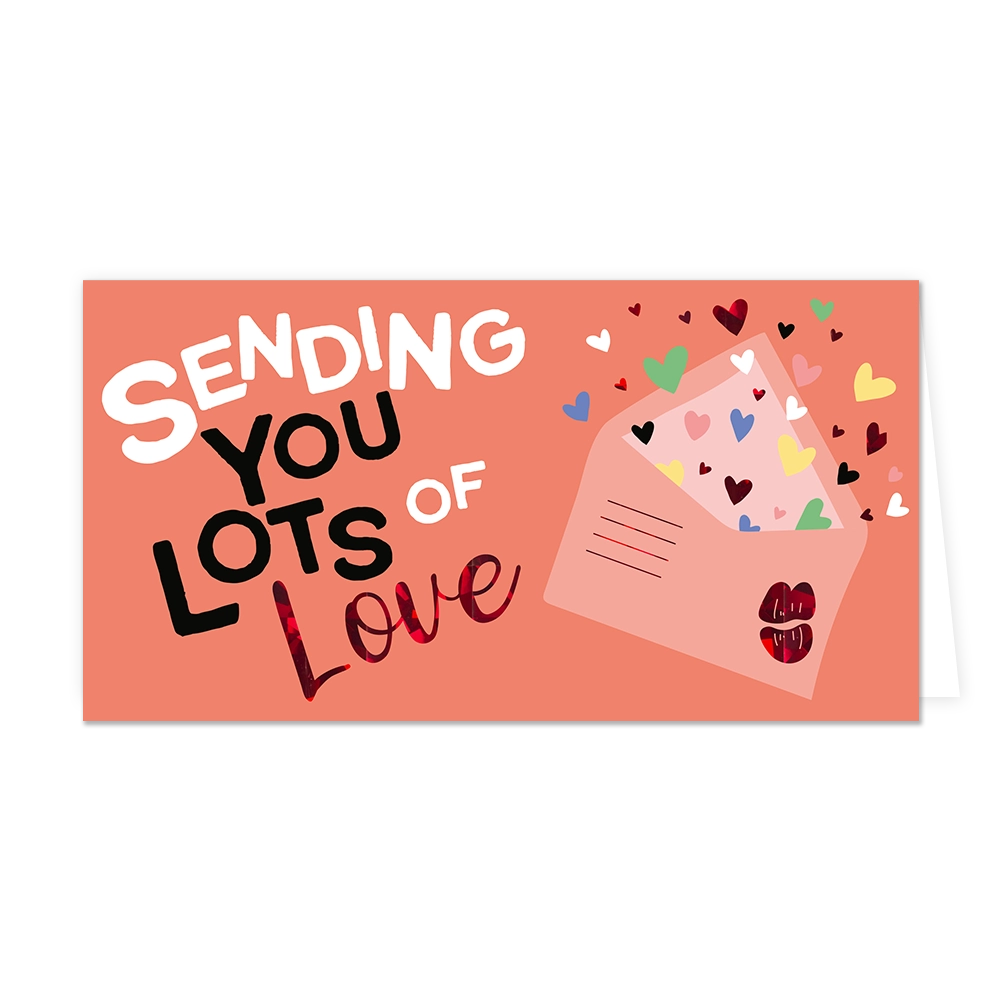 Op deze wenskaart staat een envelop waar gekleurde hartjes uitkomen met daarnaast de tekst: "Sending you lots of love".