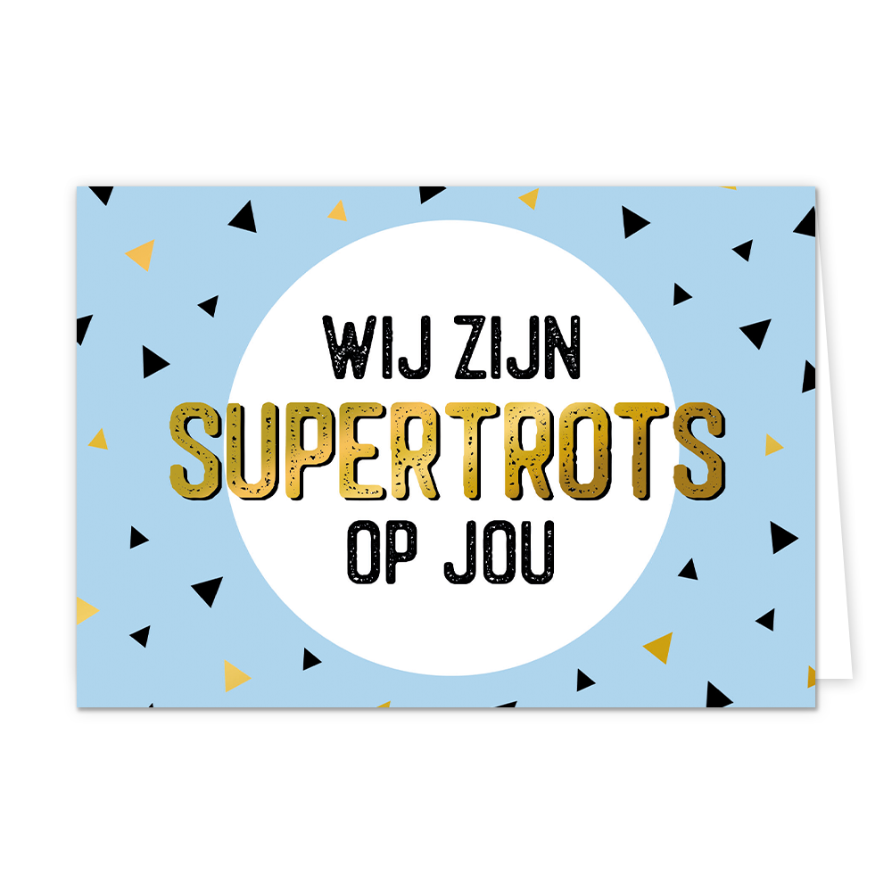 Wij zijn supertrots op jou - Formaat: Normaal - Vorm: Liggend - Complimentenkaart - Op deze wenskaart staan driehoekjes in de kleuren zwart en goud. In het midden staat de tekst: "Wij zijn supertrots op jou". - Snelwenskaart