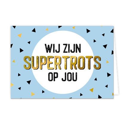 Wij zijn supertrots op jou - Formaat: Normaal - Vorm: Liggend - Complimentenkaart - Op deze wenskaart staan driehoekjes in de kleuren zwart en goud. In het midden staat de tekst: "Wij zijn supertrots op jou". - Snelwenskaart