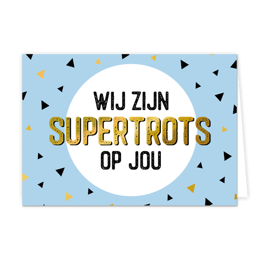Wij zijn supertrots op jou - Formaat: Normaal - Vorm: Liggend - Complimentenkaart - Op deze wenskaart staan driehoekjes in de kleuren zwart en goud. In het midden staat de tekst: "Wij zijn supertrots op jou". - Snelwenskaart