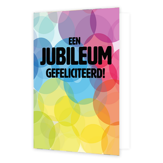 Een jubileum - Formaat: Normaal - Vorm: Staand - Jubileumkaart - Op deze wenskaart staan stippen in de kleuren groen, blauw, paars, rood, oranje, groen en geel met in het midden de tekst: "Een jubileum gefeliciteerd!". - Snelwenskaart