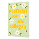 Proficiat van alle collega's - Formaat: Standaard - Vorm: Staand - Felicitatiekaart - Op deze wenskaart staan witte bloemen op een groene achtergrond met in het midden de tekst: "Proficiat van alle collega's". - Snelwenskaart