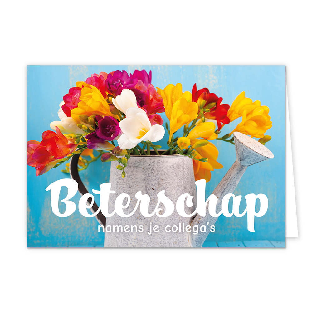 Beterschap namens je collega's - Formaat: Normaal - Vorm: Liggend - Beterschapskaart - Op deze wenskaart staat een gieter met daarin bloemen. In de illustratie staat de tekst: "Beterschap namens je collega's". - Snelwenskaart