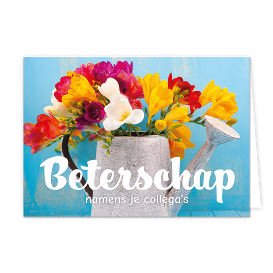 Beterschap namens je collega's - Formaat: Normaal - Vorm: Liggend - Beterschapskaart - Op deze wenskaart staat een gieter met daarin bloemen. In de illustratie staat de tekst: "Beterschap namens je collega's". - Snelwenskaart