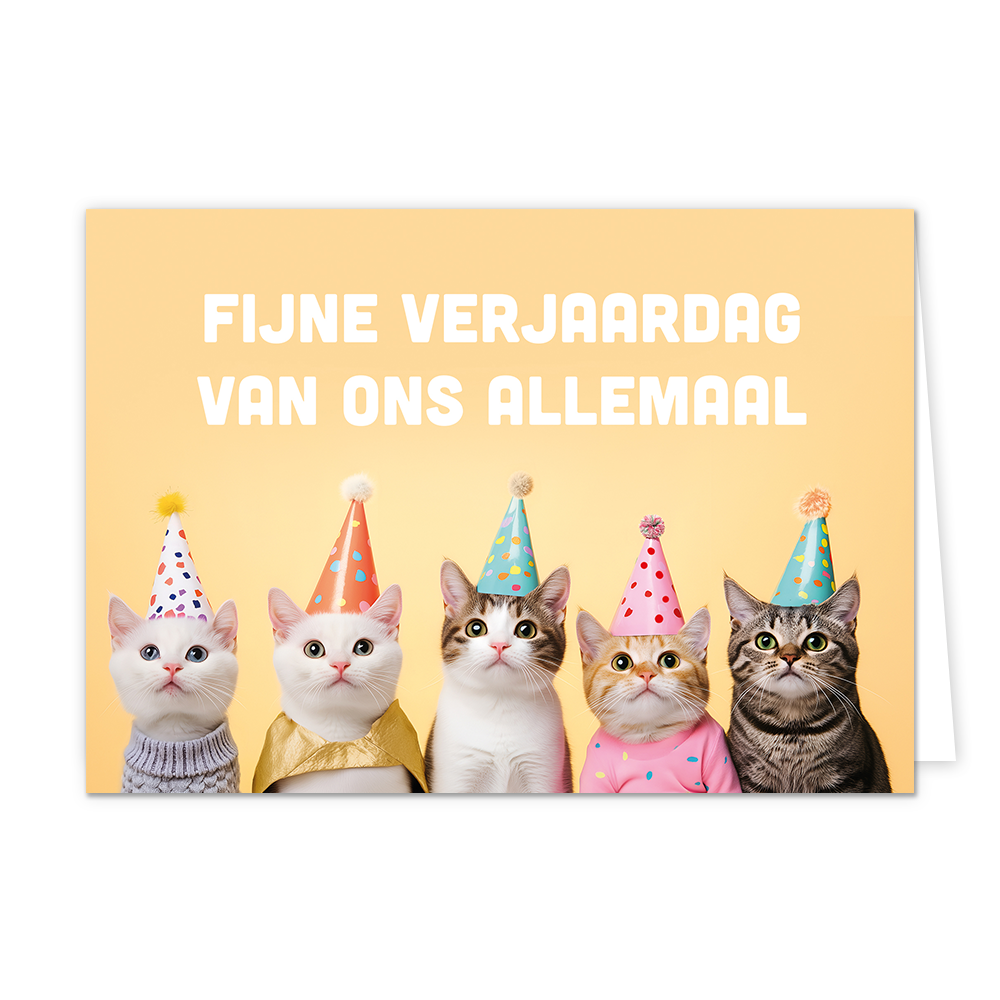 Fijne verjaardag van ons allemaal - Formaat: Normaal - Vorm: Liggend - Verjaardagskaart - Op deze wenskaart staan katten die een feesthoedje hebben. Daarboven staat de tekst: "Fijne verjaardag van ons allemaal". - Snelwenskaart
