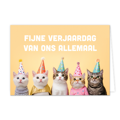 Fijne verjaardag van ons allemaal - Formaat: Normaal - Vorm: Liggend - Verjaardagskaart - Op deze wenskaart staan katten die een feesthoedje hebben. Daarboven staat de tekst: "Fijne verjaardag van ons allemaal". - Snelwenskaart