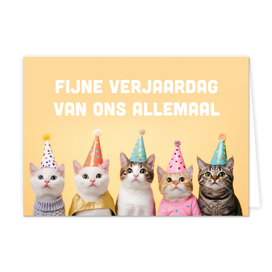 Fijne verjaardag van ons allemaal - Formaat: Normaal - Vorm: Liggend - Verjaardagskaart - Op deze wenskaart staan katten die een feesthoedje hebben. Daarboven staat de tekst: "Fijne verjaardag van ons allemaal". - Snelwenskaart