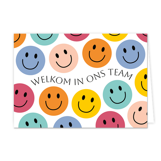 Welkom in ons team - Formaat: Normaal - Vorm: Liggend - Welkom kaart - Op deze wenskaart staan smileys in de kleuren paars, beige, oranje, geel, groen en rood met in het midden de tekst: "Welkom in ons team". - Snelwenskaart