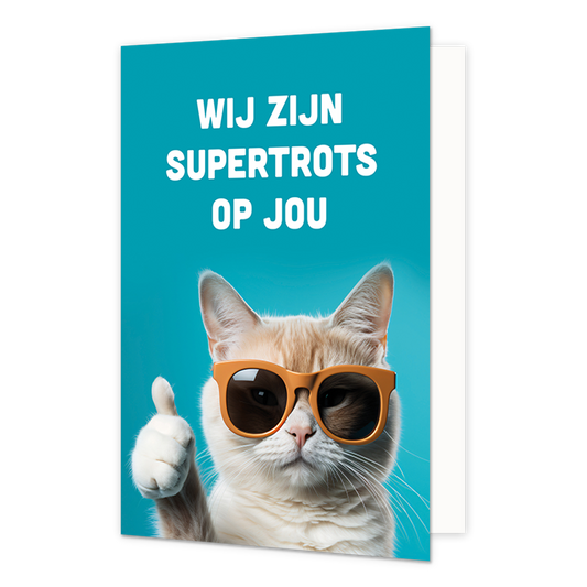 Wij zijn supertrots op jou - Formaat: Normaal - Vorm: Staand - Complimentenkaart - Op deze wenskaart staat een kat met een oranje zonnebril op en daarboven de tekst: "Wij zijn supertrots op jou". - Snelwenskaart