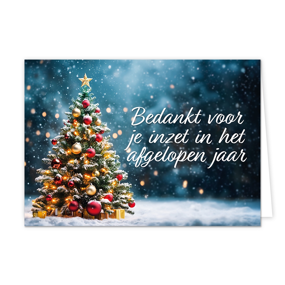 Bedankt voor je inzet in het afgelopen jaar - Formaat: Standaard - Vorm: Liggend - Kerstkaart - Op deze wenskaart is een sfeervolle, met sneeuw bedekte kerstboom te zien die versierd is met brandende lichtjes, rode en gouden kerstballen, en een ster piek. Aan de voet van de boom liggen diverse goudkleurige ingepakte cadeautjes op een besneeuwde ondergrond. De achtergrond toont een donkerblauwe, winterse buitenplaats met vallende sneeuw en zachte lichtvlekken. Rechts op de illustratie staat in het wit de cu