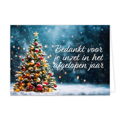 Bedankt voor je inzet in het afgelopen jaar - Formaat: Standaard - Vorm: Liggend - Kerstkaart - Op deze wenskaart is een sfeervolle, met sneeuw bedekte kerstboom te zien die versierd is met brandende lichtjes, rode en gouden kerstballen, en een ster piek. Aan de voet van de boom liggen diverse goudkleurige ingepakte cadeautjes op een besneeuwde ondergrond. De achtergrond toont een donkerblauwe, winterse buitenplaats met vallende sneeuw en zachte lichtvlekken. Rechts op de illustratie staat in het wit de cu