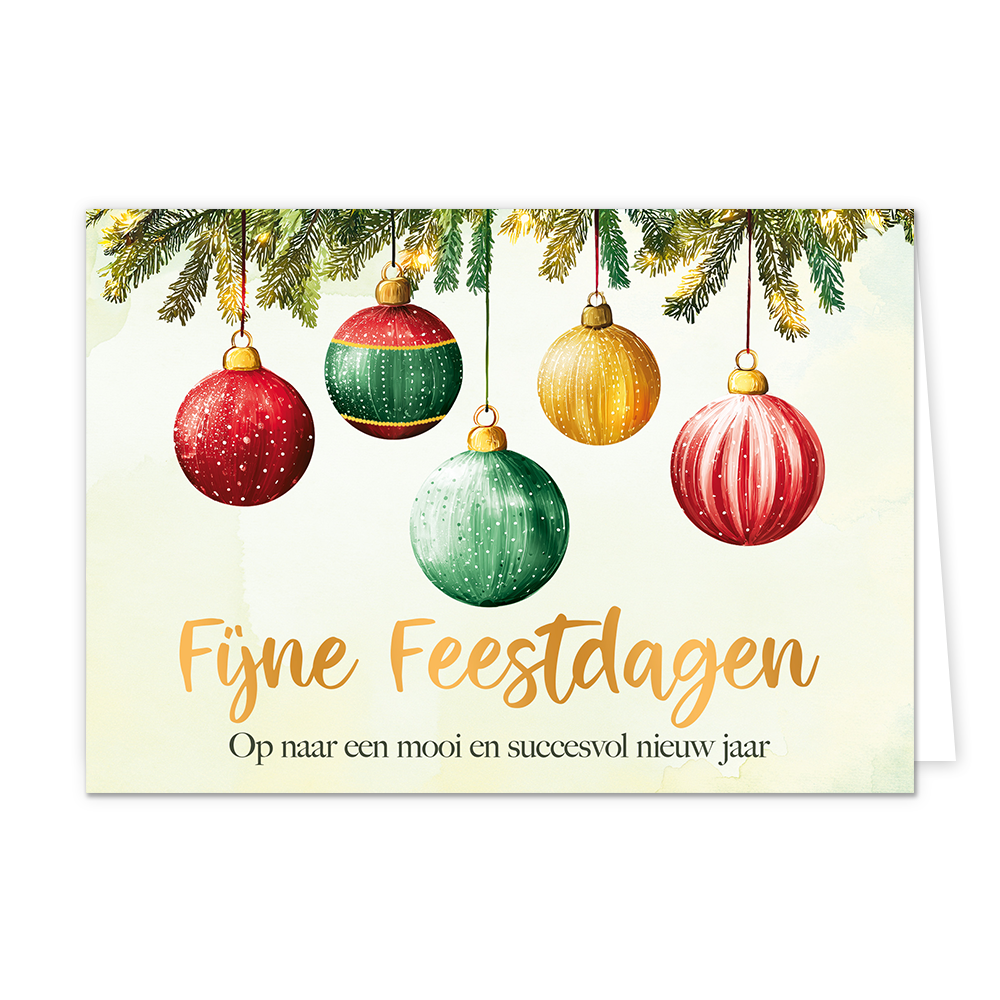 Fijne feestdagen - Formaat: Standaard - Vorm: Liggend - Kerstkaart - Op deze wenskaart hangen vijf verschillende kerstballen aan groene dennentakken met kleine, brandende lichtjes tegen een lichte, egale achtergrond. De kerstballen hebben elk hun eigen kleur en patroon, variërend van rood en goud tot donker- en lichtgroen met witte stipjes en strepen. Onder de kerstballen staat de goudkleurige tekst "Fijne Feestdagen" in een sierlijk lettertype. Daaronder staat in het zwart de kleinere tekst "Op naar een m