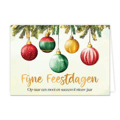 Fijne feestdagen - Formaat: Standaard - Vorm: Liggend - Kerstkaart - Op deze wenskaart hangen vijf verschillende kerstballen aan groene dennentakken met kleine, brandende lichtjes tegen een lichte, egale achtergrond. De kerstballen hebben elk hun eigen kleur en patroon, variërend van rood en goud tot donker- en lichtgroen met witte stipjes en strepen. Onder de kerstballen staat de goudkleurige tekst "Fijne Feestdagen" in een sierlijk lettertype. Daaronder staat in het zwart de kleinere tekst "Op naar een m