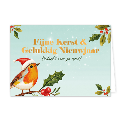 Fijne kerst & gelukkig nieuwjaar - Formaat: Standaard - Vorm: Liggend - Kerstkaart - Op deze wenskaart is een roodborstje met een kerstmuts op te zien dat op een tak met hulstblaadjes en rode bessen zit. De achtergrond is lichtblauw met subtiele witte sneeuwvlokken en extra hulsttakken in de hoeken. Centraal op de kaart staat in grote, goudkleurige letters de tekst "Fijne Kerst & Gelukkig Nieuwjaar". Daaronder staat in het zwart de cursieve tekst "Bedankt voor je inzet!". - Snelwenskaart