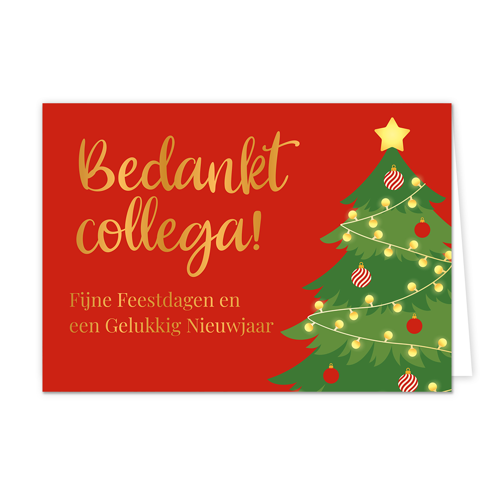 Bedankt collega - Formaat: Standaard - Vorm: Liggend - Kerstkaart - Op deze wenskaart staat een illustratie van een groene kerstboom tegen een rode achtergrond, versierd met een lichtsnoer, rode en rood-wit gestreepte kerstballen, en een gele ster als piek. Links op de kaart staat in grote, goudkleurige letters de tekst "Bedankt collega!". Daaronder staat in het wit de kleinere tekst "Fijne Feestdagen en een Gelukkig Nieuwjaar". - Snelwenskaart