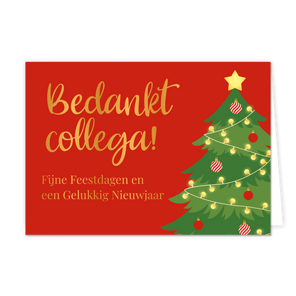 Bedankt collega - Formaat: Standaard - Vorm: Liggend - Kerstkaart - Op deze wenskaart staat een illustratie van een groene kerstboom tegen een rode achtergrond, versierd met een lichtsnoer, rode en rood-wit gestreepte kerstballen, en een gele ster als piek. Links op de kaart staat in grote, goudkleurige letters de tekst "Bedankt collega!". Daaronder staat in het wit de kleinere tekst "Fijne Feestdagen en een Gelukkig Nieuwjaar". - Snelwenskaart