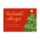 Bedankt collega - Formaat: Standaard - Vorm: Liggend - Kerstkaart - Op deze wenskaart staat een illustratie van een groene kerstboom tegen een rode achtergrond, versierd met een lichtsnoer, rode en rood-wit gestreepte kerstballen, en een gele ster als piek. Links op de kaart staat in grote, goudkleurige letters de tekst "Bedankt collega!". Daaronder staat in het wit de kleinere tekst "Fijne Feestdagen en een Gelukkig Nieuwjaar". - Snelwenskaart