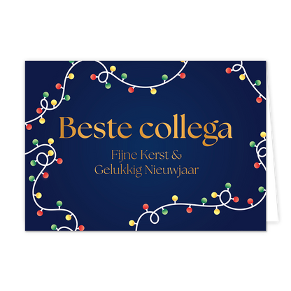 Beste collega - Formaat: Standaard - Vorm: Liggend - Kerstkaart - Op deze wenskaart is een donkerblauwe achtergrond te zien die omlijnd is met kleurrijke kerstlampjes aan een wit snoer. In het midden van de kaart staat in grote, goudkleurige letters de tekst "Beste collega". Daaronder staat in een kleiner, eveneens goudkleurig lettertype de tekst "Fijne Kerst & Gelukkig Nieuwjaar". - Snelwenskaart