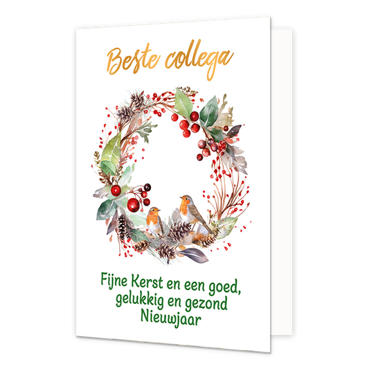 Fijne kerst en een goed nieuwjaar - Formaat: Standaard - Vorm: Staand - Kerstkaart - Op deze wenskaart is een aquarel-illustratie te zien van een kerstkrans op een witte achtergrond, opgebouwd uit groene bladeren, dennenappels, takjes en rode bessen. Onderin de krans zitten twee kleine roodborstjes. Bovenaan de kaart staat in een sierlijk, oranjebruin lettertype de tekst "Beste collega". Onderaan de kaart staat in groene letters de tekst "Fijne Kerst en een goed, gelukkig en gezond Nieuwjaar". - Snelwenska
