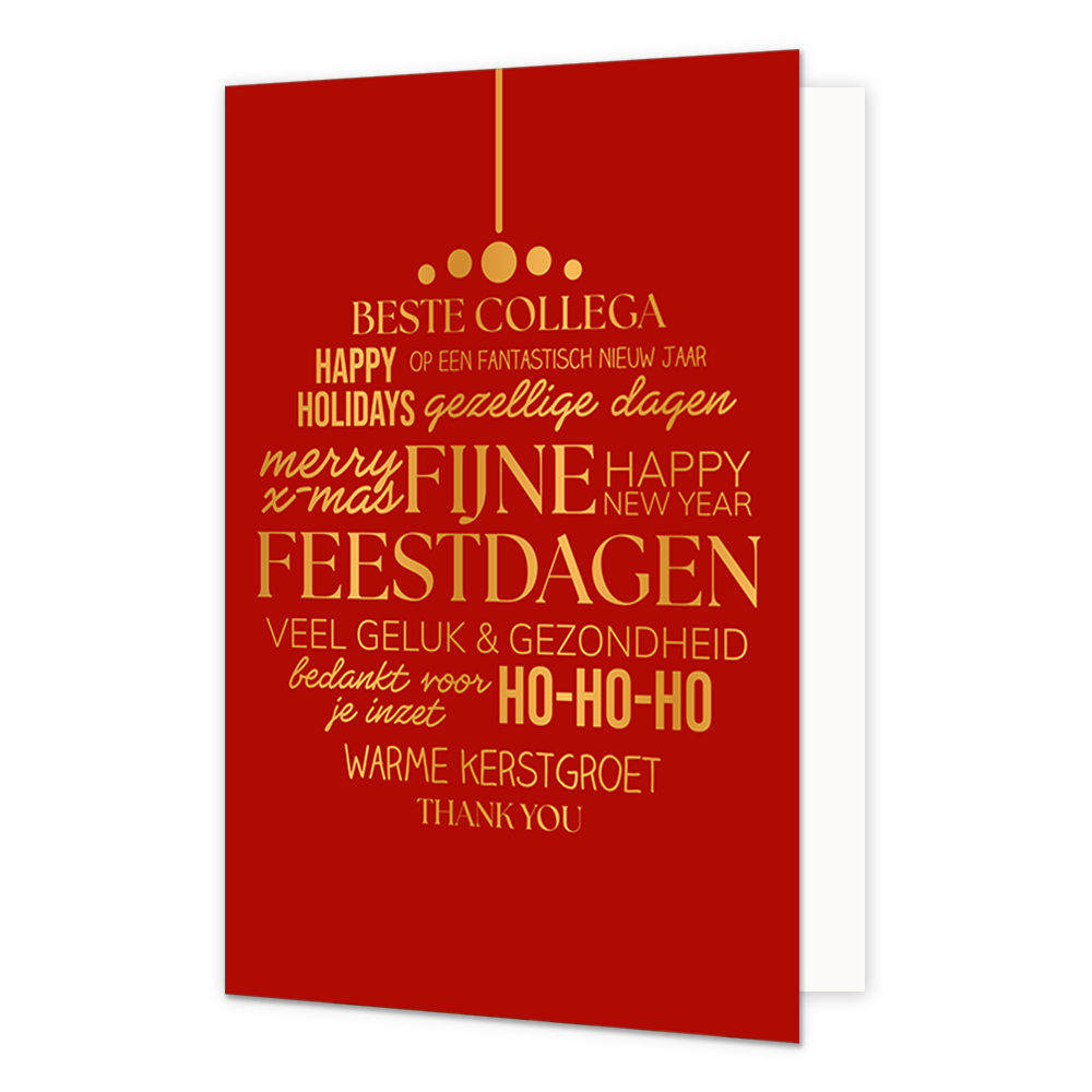Beste collega - Formaat: Standaard - Vorm: Staand - Kerstkaart - Op deze wenskaart is een rode achtergrond te zien waarop goudkleurige kerst- en nieuwjaarswensen gezamenlijk de vorm van een hangende kerstbal aannemen. Bovenin hangt de kerstbal aan een dunne lijn met een ophanghuid en bolletjes. De compositie bevat diverse teksten in verschillende lettertypes, waaronder "BESTE COLLEGA", "FIJNE FEESTDAGEN", "HAPPY HOLIDAYS", "gezellige dagen", "VEEL GELUK & GEZONDHEID" en "HO-HO-HO". Onderaan de vorm staan d