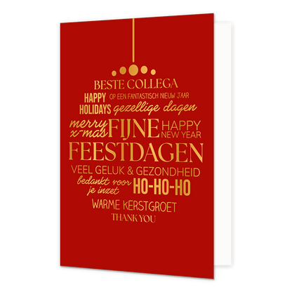 Beste collega - Formaat: Standaard - Vorm: Staand - Kerstkaart - Op deze wenskaart is een rode achtergrond te zien waarop goudkleurige kerst- en nieuwjaarswensen gezamenlijk de vorm van een hangende kerstbal aannemen. Bovenin hangt de kerstbal aan een dunne lijn met een ophanghuid en bolletjes. De compositie bevat diverse teksten in verschillende lettertypes, waaronder "BESTE COLLEGA", "FIJNE FEESTDAGEN", "HAPPY HOLIDAYS", "gezellige dagen", "VEEL GELUK & GEZONDHEID" en "HO-HO-HO". Onderaan de vorm staan d