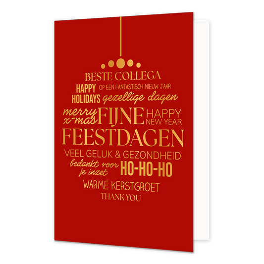 Beste collega - Formaat: Standaard - Vorm: Staand - Kerstkaart - Op deze wenskaart is een rode achtergrond te zien waarop goudkleurige kerst- en nieuwjaarswensen gezamenlijk de vorm van een hangende kerstbal aannemen. Bovenin hangt de kerstbal aan een dunne lijn met een ophanghuid en bolletjes. De compositie bevat diverse teksten in verschillende lettertypes, waaronder "BESTE COLLEGA", "FIJNE FEESTDAGEN", "HAPPY HOLIDAYS", "gezellige dagen", "VEEL GELUK & GEZONDHEID" en "HO-HO-HO". Onderaan de vorm staan d
