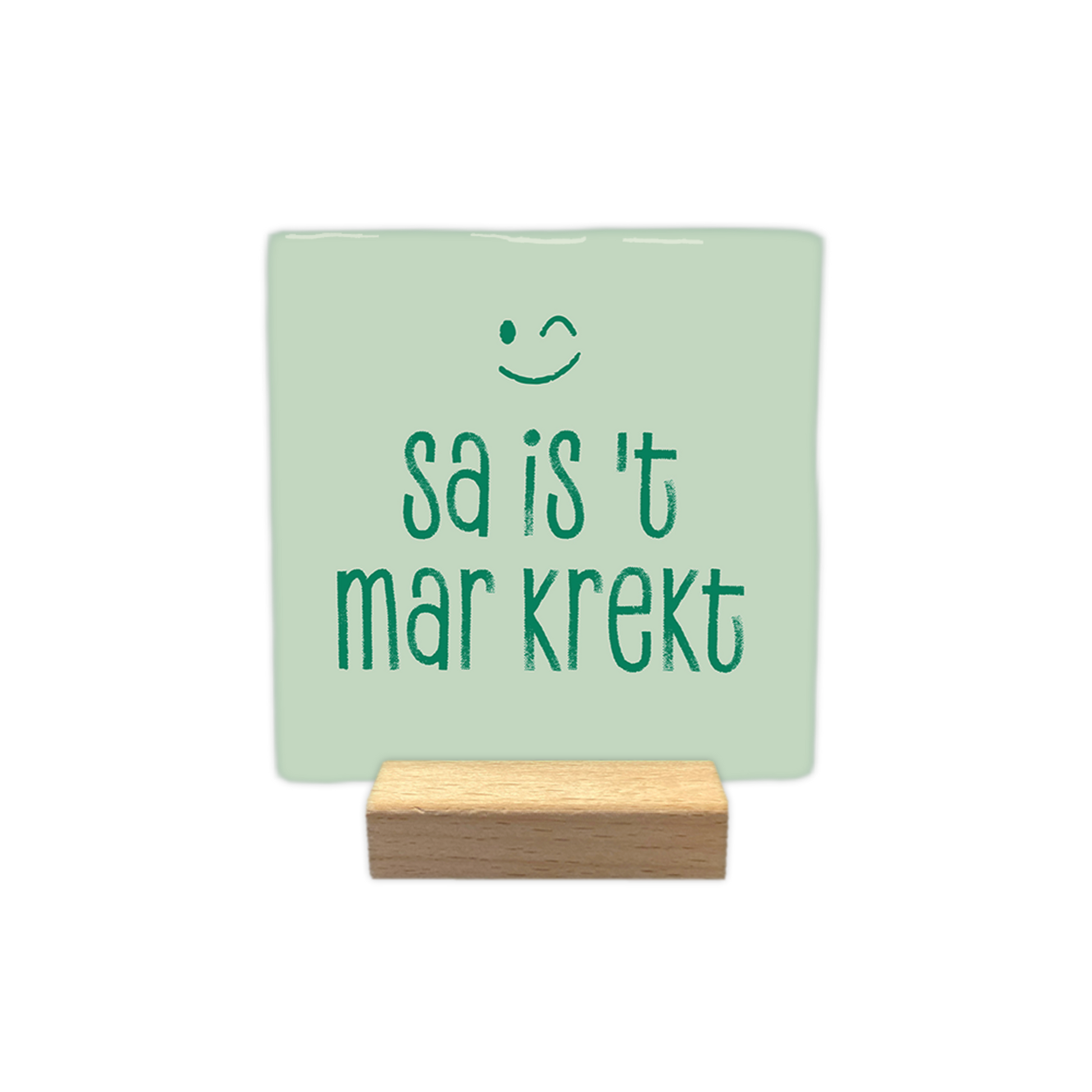 Sa is 't mar krekt - Decoratie tegel - Formaat: - Op deze decoratie tegel staat de tekst "sa is 't mar krekt" in groene letters afgebeeld. Boven de tekst is een groen knipogend gezichtje getekend. De achtergrond van de tegel is lichtgroen van kleur. - Snelwenskaart