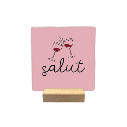Salut - Decoratie tegel - Formaat: - Op deze decoratie tegel staat in het zwart in een sierlijk font het woord 'Salut'. Boven het woord staan twee wijnglazen. De achtergrond van de decoratie tegel is roze. - Snelwenskaart