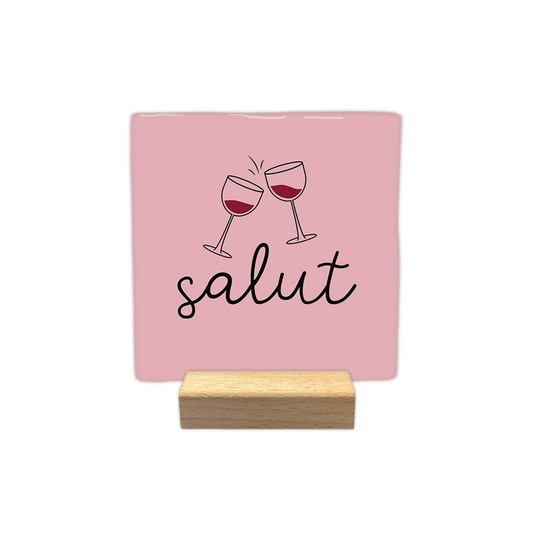 Salut - Decoratie tegel - Formaat: - Op deze decoratie tegel staat in het zwart in een sierlijk font het woord 'Salut'. Boven het woord staan twee wijnglazen. De achtergrond van de decoratie tegel is roze. - Snelwenskaart