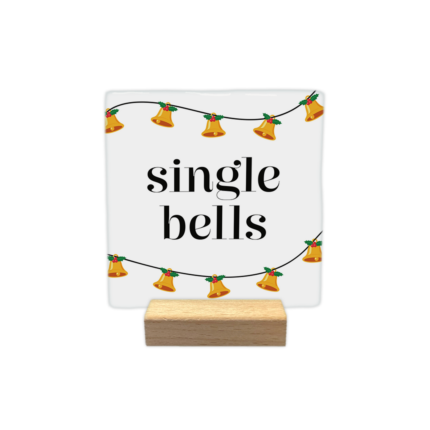 Single bells - Decoratie tegel - Formaat: - Op deze decoratie tegel staat een witte achtergrond. Aan de boven- en onderkant loopt een zwarte lijn met daaraan hangende gouden klokjes en groene blaadjes met rode bessen. In het midden staat in zwarte letters de tekst single bells. - Snelwenskaart
