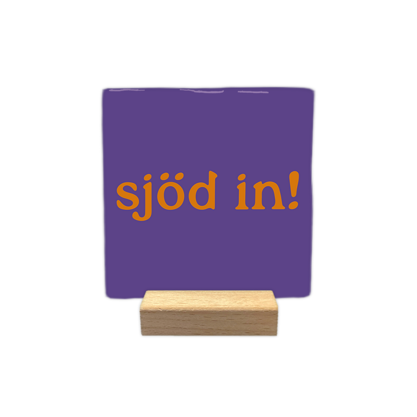 Sjöd in! - Decoratie tegel - Formaat: - Op deze decoratie tegel staat de oranje tekst "sjöd in!" centraal afgebeeld tegen een paarse achtergrond. Het ontwerp is eenvoudig en strak vormgegeven. - Snelwenskaart
