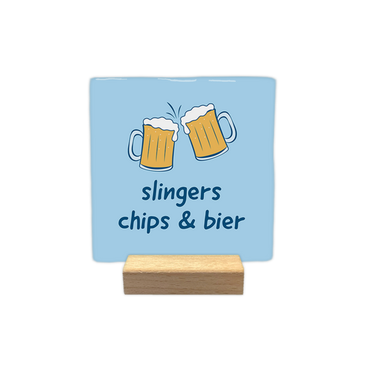 Slingers chips & bier - Decoratie tegel - Formaat: - Op deze decoratie tegel staan twee biertjes. Onder de biertjes staat in donkerblauw de tekst 'Slingers chips & bier'. De achtergrond van de decoratie tegel is licht blauw. - Snelwenskaart