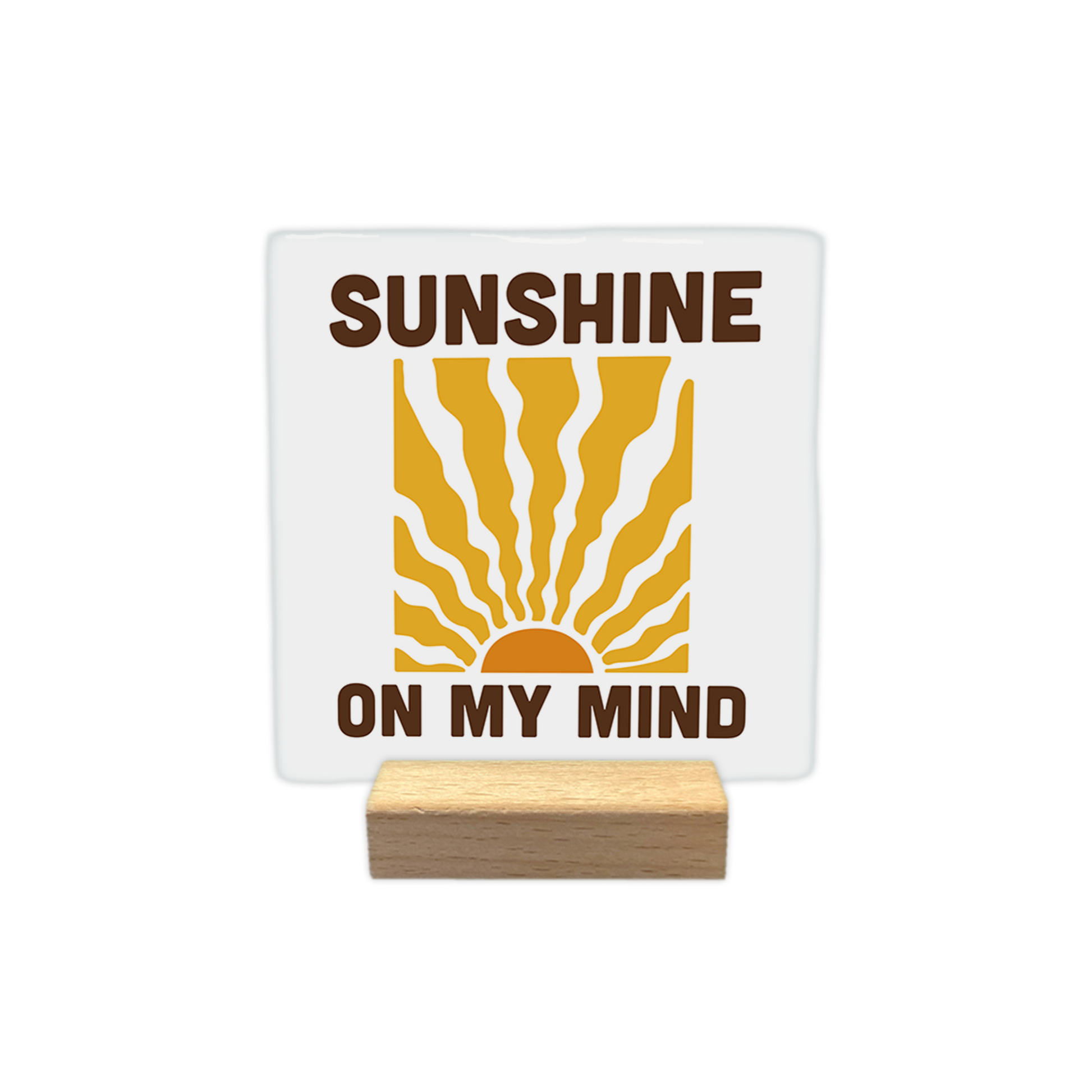 Sunshine on my mind - Decoratie tegel - Formaat: - Op deze decoratie tegel staat een gestileerde afbeelding van een opkomende zon met golvende zonnestralen die naar boven uitstralen. Zowel boven als onder deze illustratie staat de tekst "SUNSHINE ON MY MIND" in grote, donkerbruine hoofdletters. De zon en de stralen zijn weergegeven in warme tinten oranje en geel tegen een witte achtergrond. - Snelwenskaart